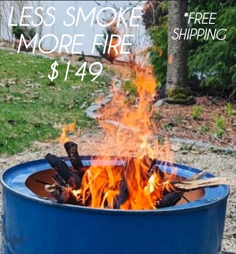 Puede incluir: Un brasero cil&iacute;ndrico de metal azul que contiene le&ntilde;os de madera ardiendo con llamas brillantes de color naranja y amarillo. El texto LESS SMOKE MORE FIRE es visible en la parte superior, junto al texto $149 y *FREE SHIPPING.