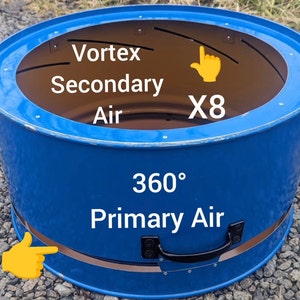 Puede incluir: Un brasero cil&iacute;ndrico azul con un asa negra en el lateral. El interior presenta ocho ranuras curvas etiquetadas como Vortex Secondary Air X8. La base tiene una abertura horizontal etiquetada como 360 Primary Air con acabado met&aacute;lico.