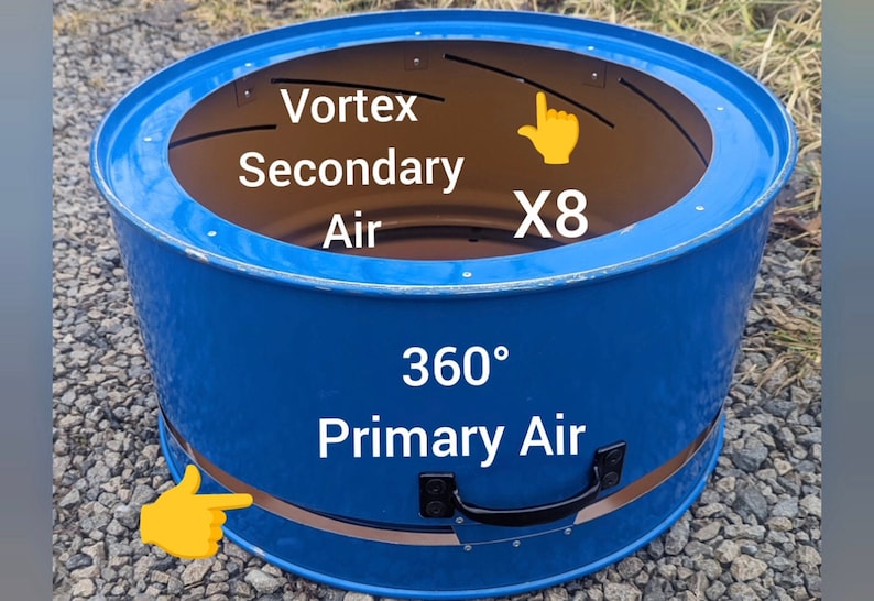 Puede incluir: Un brasero cil&iacute;ndrico azul con un asa negra en el lateral. El interior presenta ocho ranuras curvas etiquetadas como Vortex Secondary Air X8. La base tiene una abertura horizontal etiquetada como 360 Primary Air con acabado met&aacute;lico.