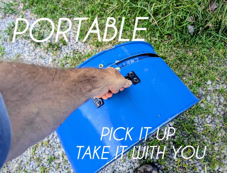 Puede incluir: Un contenedor de pl&aacute;stico azul brillante de forma semicircular con un asa negra sujeta con herrajes met&aacute;licos. El texto PORTABLE est&aacute; impreso en la parte superior, mientras que PICK IT UP TAKE IT WITH YOU aparece en la parte inferior.