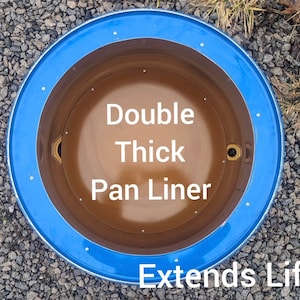Puede incluir: Un revestimiento de sart&eacute;n circular con un borde exterior azul brillante y una base interior marr&oacute;n lisa. El texto Double Thick Pan Liner Extends Life est&aacute; impreso en blanco en el centro y la parte inferior del objeto, que tiene remaches.