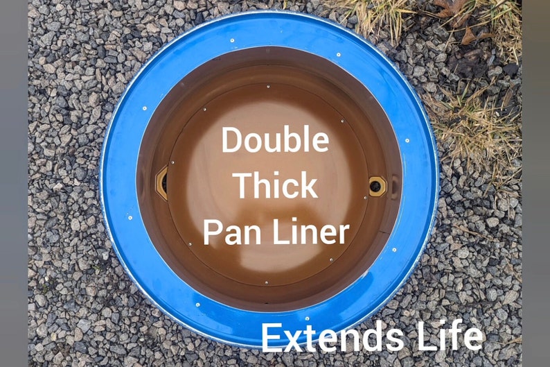 Puede incluir: Un revestimiento de sart&eacute;n circular con un borde exterior azul brillante y una base interior marr&oacute;n lisa. El texto Double Thick Pan Liner Extends Life est&aacute; impreso en blanco en el centro y la parte inferior del objeto, que tiene remaches.