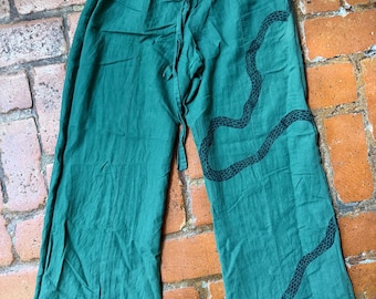 Broek met zwarte rattenslang, bedrukt met linoleumdruk en hergebruikt.