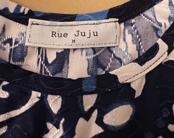 Rue Ju Ju Sleeveless Top Women’s Medium Blue And White Print With Blue Bow Accent