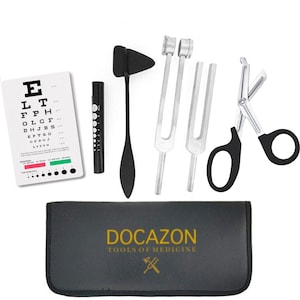 以下が含まれることがあります： 金色の文字で「DOCAZON TOOLS OF MEDICINE」と書かれた黒い医療バッグ。バッグの中には、反射ハンマー、チューニングフォーク2本、ペンライト、医療用はさみが入っています。