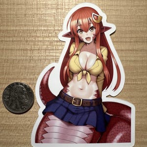 Peut inclure: Un autocollant représentant un personnage d'anime avec de longs cheveux roux, portant une chemise jaune, une jupe bleue et une ceinture marron. Le personnage a une queue de serpent et sourit.