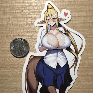 Peut inclure: Un autocollant représentant une illustration de dessin animé d'une femme centaure aux longs cheveux blonds, portant une chemise blanche boutonnée et une jupe bleue. Elle a une expression amicale et tient sa chemise fermée. L'autocollant a un motif en forme de cœur dans le coin supérieur droit.
