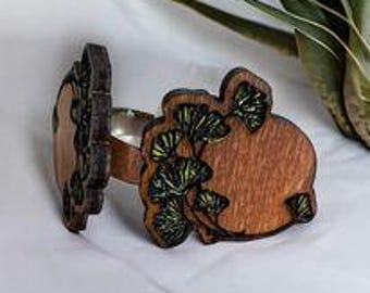Anillo de madera grabado