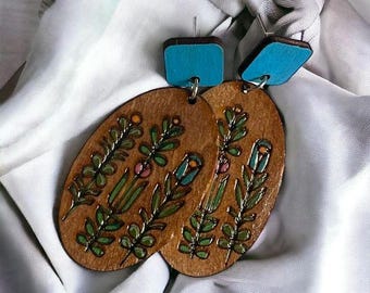 Pendientes de madera pintados a mano.
