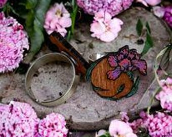 Anillo de madera grabado