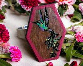 Anillo de madera grabado