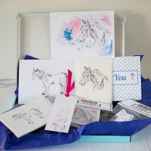 Set regalo con cavalli, set regalo illustrato con cavalli, spedibile tramite cassetta postale, cesto regalo con cavalli