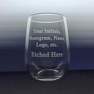 Peut inclure: Verre à vin en verre transparent avec le texte "Your Initials, Monogram, Name, Logo, etc. Etched Here" gravé sur le côté.
