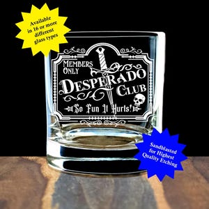 Logo Desperado Club. Gadżety dla fanów Dungeon Crawler Carl. Piaskowane na wybranym szkle. zdjęcie 1