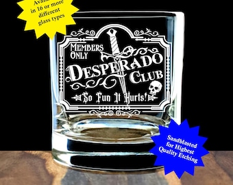 Logo Desperado Club. Zabawa aż boli! Gadżety dla fanów Dungeon Crawler Carl. Piaskowane na wybranym przez Ciebie szkle.