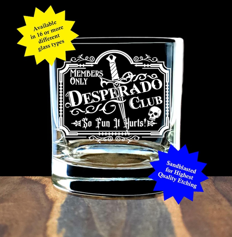 Logo Desperado Club. Gadżety dla fanów Dungeon Crawler Carl. Piaskowane na wybranym szkle. zdjęcie 1