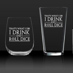 Könnte beinhalten: Vier klare Glas-Trinkgläser mit dem Text "That's what I do I drink and I roll dice" auf jedem graviert. Die Gläser sind in verschiedenen Größen und Formen, darunter ein Pint-Glas, ein Weinglas, ein Rocks-Glas und ein kleines Stielglas.