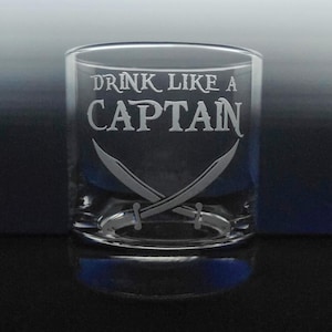 Bebe como un capitán - Espadas piratas cruzadas - Copa grabada para vino, whisky, bourbon y cerveza