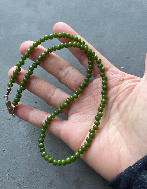 vintage small lake green jade necklace - image 2