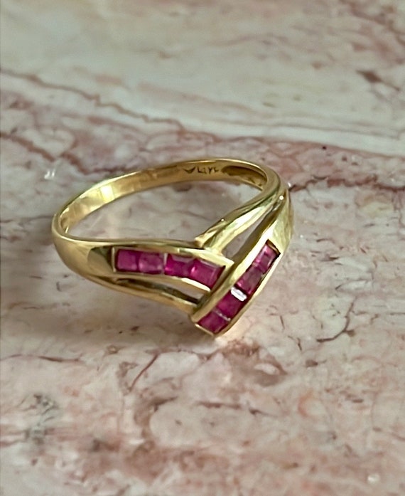 Vintage Ruby chevron 14k gold ring