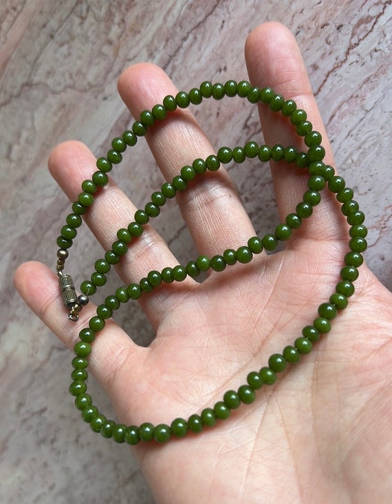 vintage small lake green jade necklace - image 1