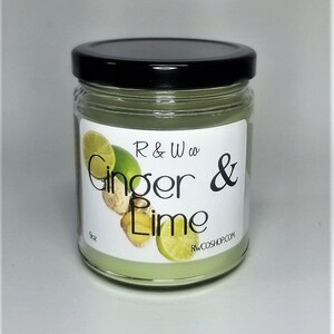 Puede incluir: Una vela de vidrio en un frasco con tapa negra. La etiqueta es blanca con limas verdes y jengibre. El texto de la etiqueta dice "R & W co Ginger & Lime" y "RWCOSHOP.COM".