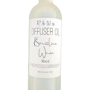 以下が含まれることがあります： 白いラベルが付いた透明なディフューザーオイルのボトル。ラベルには「R＆W co. DIFFUSER OIL Brazilian Waves 16oz」と書かれています。ラベルの下部にはウェブサイトRWCOSHOP.COMが表示されています。
