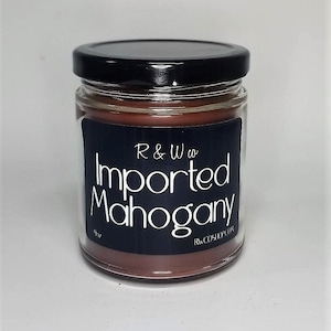 Puede incluir: Una vela de vidrio en un frasco con una tapa negra y una etiqueta negra que dice "R & W co Imported Mahogany" y "RWCOSHOP.COM".