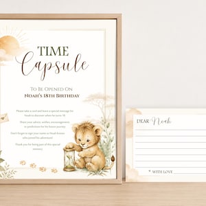 Peut inclure: Une affiche encadrée et une carte assortie pour une capsule temporelle. L'affiche présente un lionceau à l'aquarelle, un sablier, un soleil et le texte Time Capsule To Be Opened On Noah's 18th Birthday. La carte lignée indique Dear Noah.
