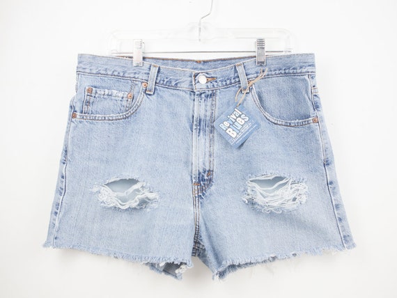womens distressed levi shorts
