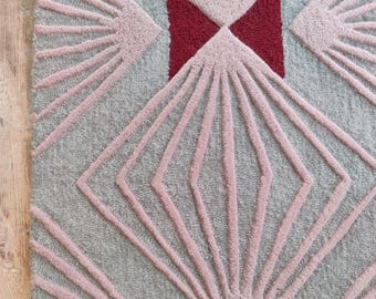 Handtuftad ullmatta: Rosa och grå geometrisk art déco-matta