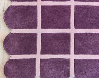 Handtuftad ullmatta, modern vågig kantmatta i plommon- och rodnande rosa, modern designermatta, anpassad vardagsrumsmatta