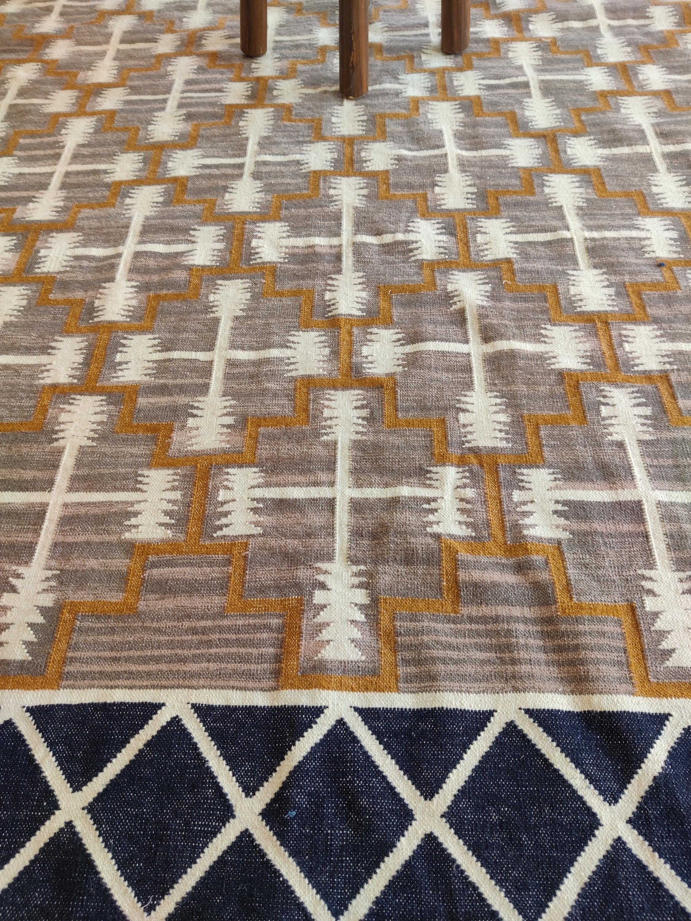 幾何学模様の手織りウールラグ 手織りコットンウールラグ | 青と白の幾何学模様の平織りウールラグ