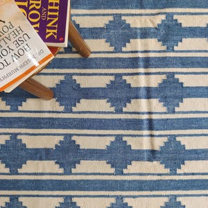 Handgewebter Teppich aus Baumwolle in Blau Und Weiß, Handgewebter Moderner Flachgewebe Teppich für drinnen und draußen, 150x200 Kelim Baumwollteppich für Schlafzimmer