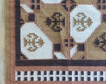 Alfombra Dhurrie de tejido plano, color marrón, beige y blanco, tejida a mano en algodón y lana con estampado geométrico tribal, ideal para decorar el dormitorio, regalo perfecto, 13,7 x 22,5 x 25,4 cm.