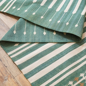 Tappeto moderno a strisce multicolore bianco verde, tappeto in cotone fatto a mano, tappeto Dhurrie in cotone 5x8, tappeto a trama piatta, tappeto kilim scandinavo arazzo