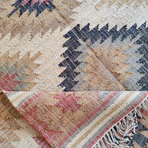 Handgewebter Teppich aus Jute: Skandinavisches Rauten-Flachgewebe