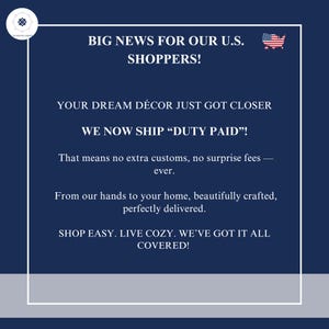 Puede incluir: Gr&aacute;fico azul marino con texto blanco: "&iexcl;GRANDES NOTICIAS PARA NUESTROS COMPRADORES DE EE. UU.!" y "TU DECORACI&Oacute;N DE ENSUE&Ntilde;O EST&Aacute; M&Aacute;S CERCA". El texto tambi&eacute;n dice "&iexcl;AHORA ENVIAMOS 'DERECHOS PAGADOS'!" y "COMPRA F&Aacute;CIL. VIVE ACOGEDOR. &iexcl;LO TENEMOS TODO CUBIERTO!"