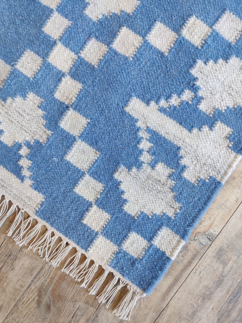 Cotton Wool Blue And White Handmade Rug, Handwoven Modern Flatweave Area Rug For Indoor and Outdoor, 5X8 Kilim Woven Cotton Rug For Bedroom