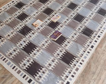 Handwoven Wool Checkered Rug: Modern Scandinavian Kilim Carpet
