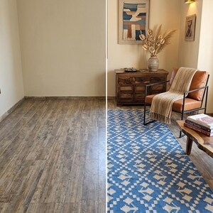 Puede incluir: Imagen de un 'antes y despu&eacute;s' de una habitaci&oacute;n. El 'antes' muestra una habitaci&oacute;n vac&iacute;a con suelo de imitaci&oacute;n madera. El 'despu&eacute;s' revela un espacio habitable amueblado con una alfombra estampada azul y blanca, muebles de madera y objetos decorativos.