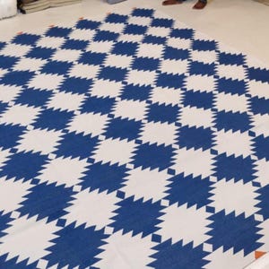 Alfombra azul y blanca, hecha a mano en algodón, con diseño geométrico, personalizada, de área, de algodón Dhurrie, para dormitorio, de 15 x 23 cm, 20 x 25 cm y 23 x 30 cm. imagen 1