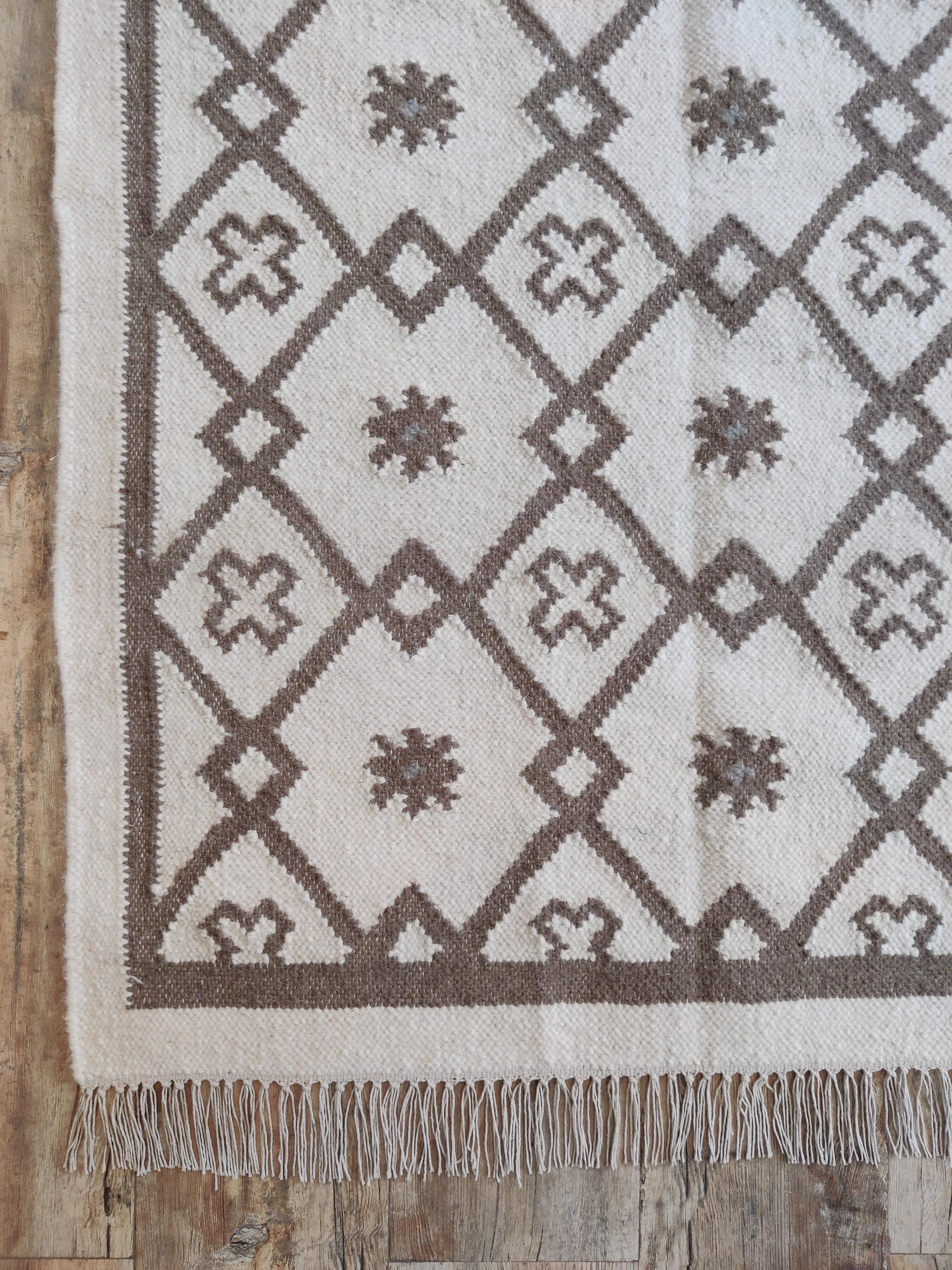 手織りコットンウールラグ、ブラウンの幾何学模様の平織りカーペット