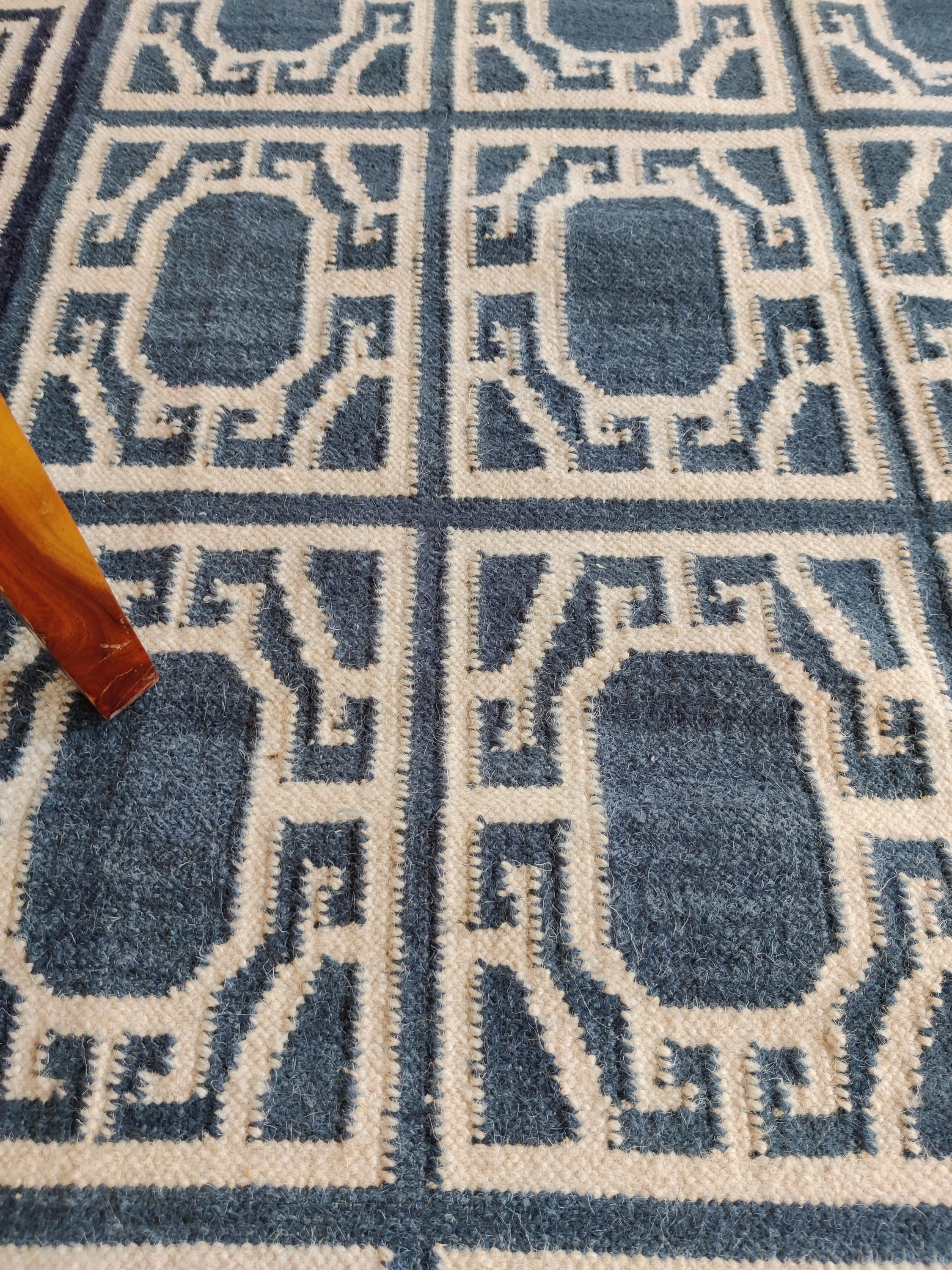 ブルーの幾何学模様ウールラグ：手織りのモダンな平織り - Etsy 日本
