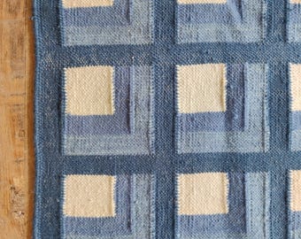 手織りコットンウールラグ | 青と白の幾何学模様の平織りウールラグ