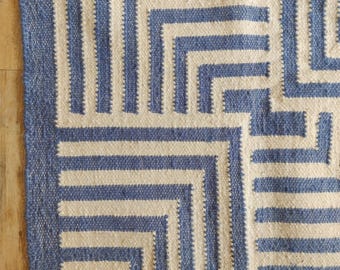 Blauw en wit geometrisch platgeweven tapijt, modern wollen handgemaakt tapijt, op maat gemaakt Scandinavisch wollen tapijt, binnen, slaapkamer, hal, eetkamer, kinderen