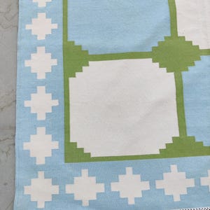 Tappeto Dhurrie in cotone fatto a mano: piastrelle geometriche blu e verdi, tessuto piatto indiano
