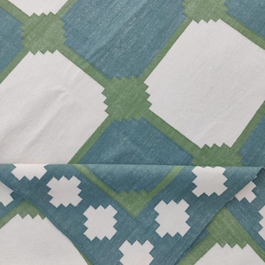 Tappeto Dhurrie in cotone tessuto a mano: tessuto piatto con motivo a piastrelle, azzurro cielo e verde foresta