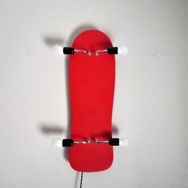 Skateboard revisité, applique atypique rouge et noire