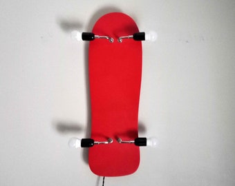 Skateboard revisité, applique atypique rouge et noire